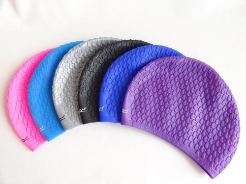 游泳戴硅膠的好還是布的好，硅膠泳帽和布泳帽哪個(gè)更舒服？